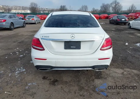 2017 Mercedes-Benz E 300 4Matic z USA, uszkodzony, nr VIN WDDZF4KB8HA060518